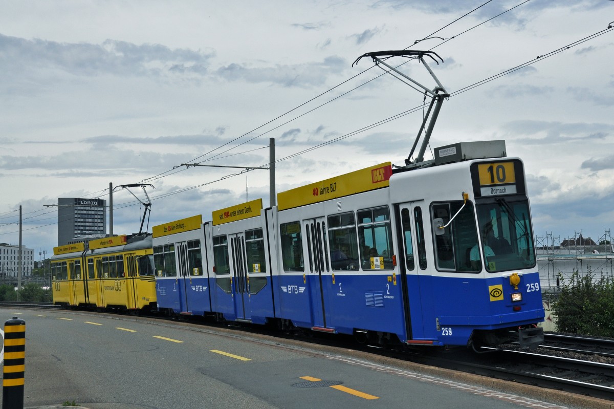 Be 4/8 259 im BTB Look zusammen mit dem Be 4/6 105 im BEB Look auf der Linie 10 kurz vor der Haltestelle M-Parc. Die Aufnahme stammt vom 20.08.2014.