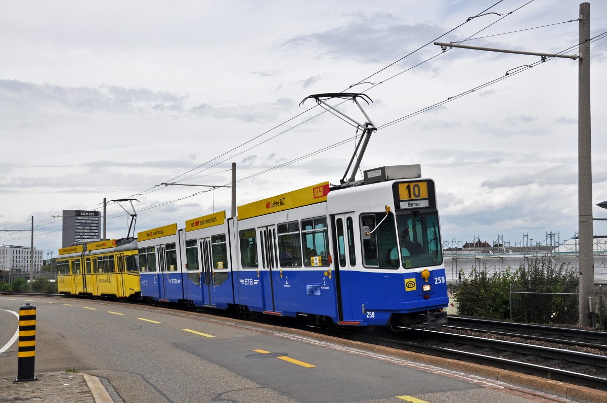 Be 4/8 259 im BTB Look zusammen mit dem Be 4/6 105 im BEB Look auf der Linie 10 fahren zur Haltestelle M-Parc. Die Aufnahme stammt vom 20.08.2014.