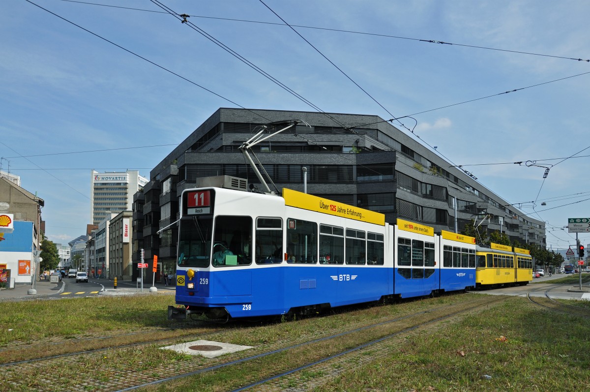 Be 4/8 259 im BTB Look zusammen mit dem Be 4/6 105 im BEB Look auf der Linie 11 fahren via Lothrigerplatz zur provisorischen Endhaltestelle beim St. Johann Bahnhof. Die Aufnahme stammt vom 15.09.2014.