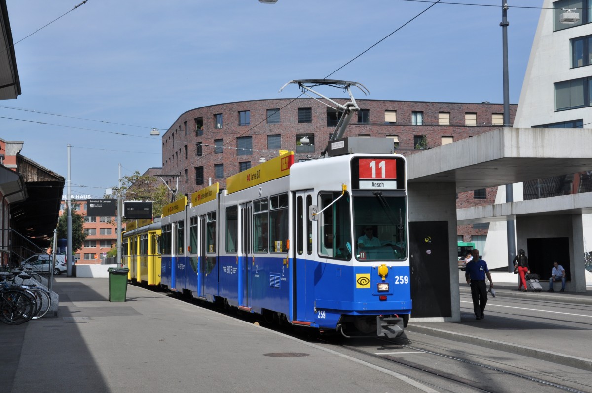 Be 4/8 259 im BTB Look zusammen mit dem Be 4/6 105 im BEB Look auf der Linie 11 halten an der provisorischen Endhaltestelle beim St. Johann Bahnhof. Die Aufnahme stammt vom 15.09.2014.