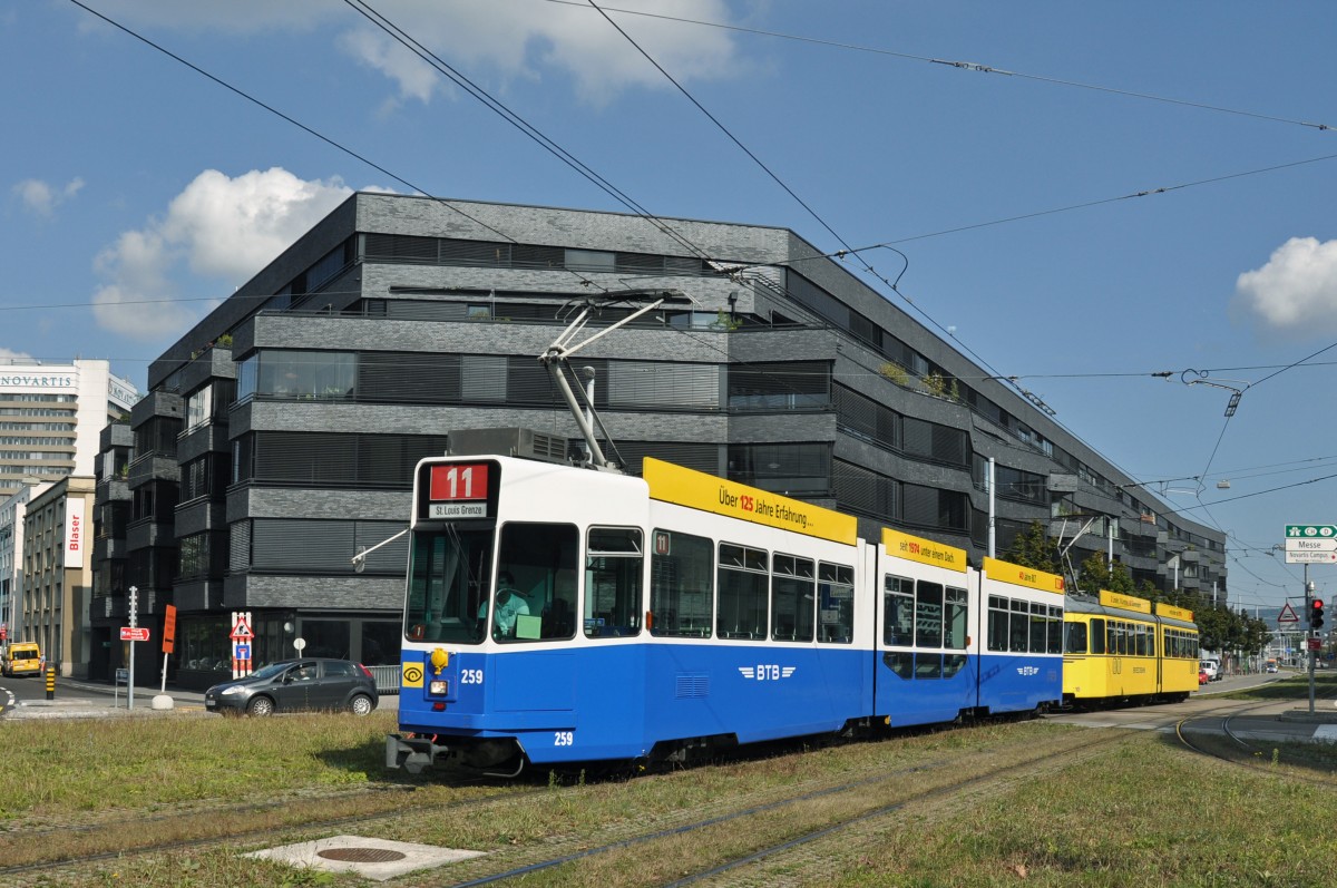 Be 4/8 259 im BTB Look zusammen mit dem Be 4/6 105 im BEB Look auf der Linie 11 fahren via Lothrigerplatz zur provisorischen Endhaltestelle beim St. Johann Bahnhof. Die Aufnahme stammt vom 16.09.2014.