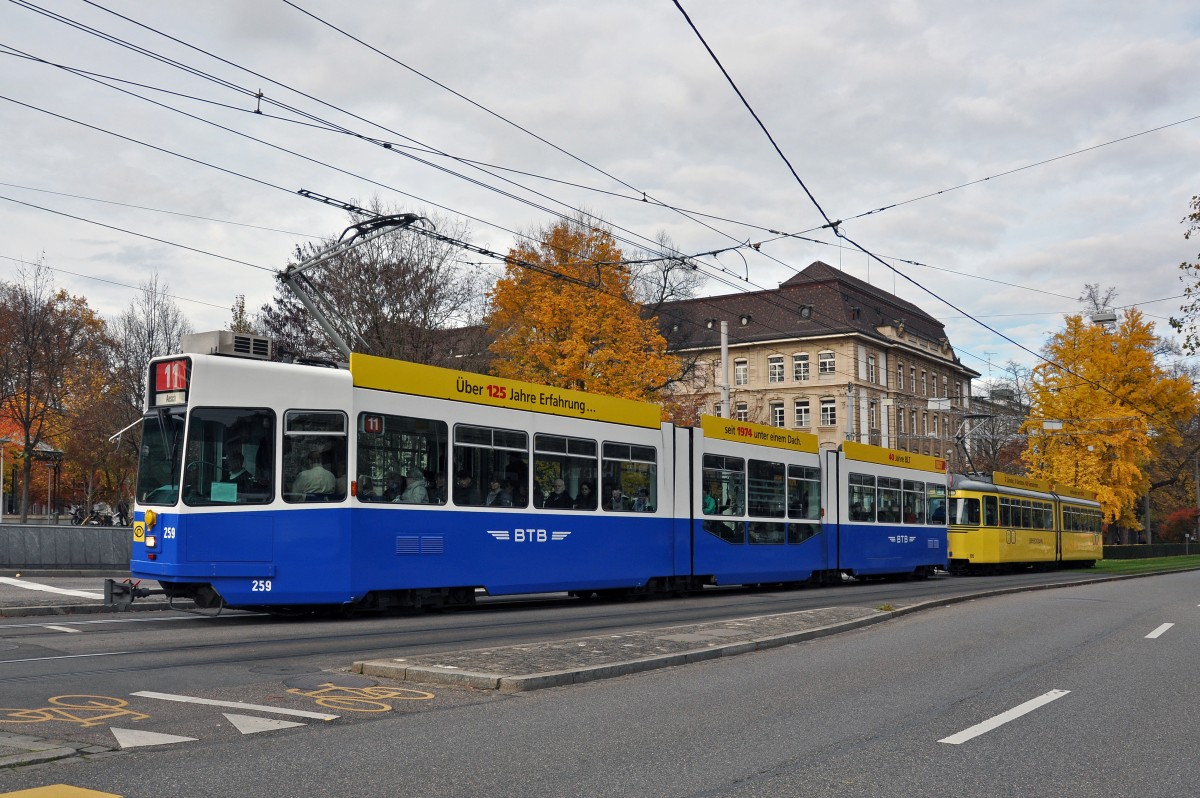 Be 4/8 259 im BTB Look zusammen mit dem Be 4/6 105 im BEB Look auf der Linie 11 warten an der Lichtsignalanlage vor dem Bahnhof SBB. Die Aufnahme stammt vom 19.11.2014.