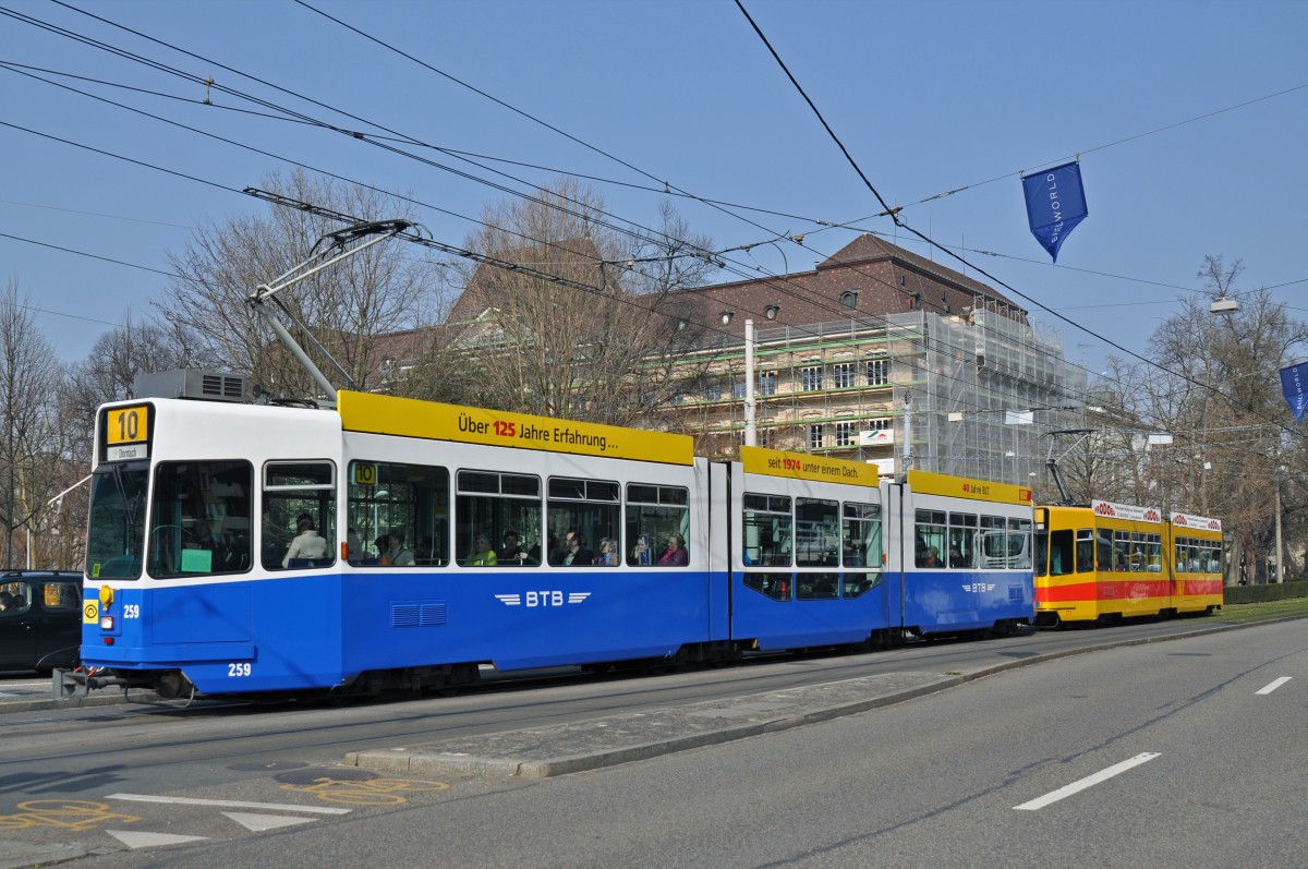 Be 4/8 259 im BTB Look ist nun mit dem Be 4/6 233 unterwegs. Hier fährt der Tramzug auf der Linie 10 zur Haltestelle Bahnhof SBB. Die Aufnahme stammt vom 14.03.2015.