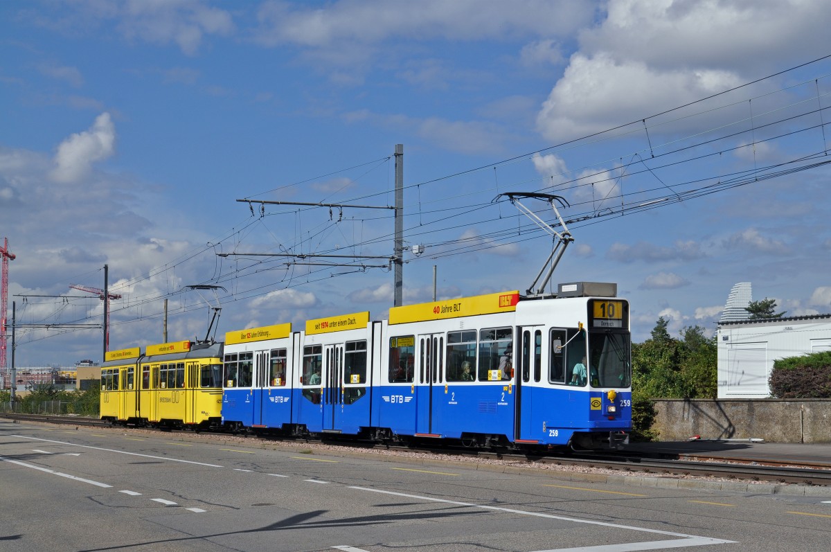 Be 4/8 259 im BTB Look zusammen mit dem Be 4/6 105 im BEB Look fahren auf der Linie 10 zur Haltestelle M-Parc. Die Aufnahme stammt vom 20.09.2015.