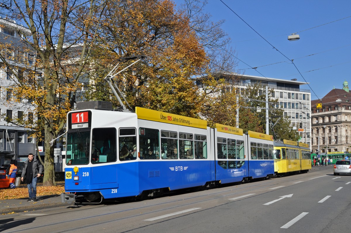Be 4/8 259 im BTB Look zusammen mit dem Be 4/6 105 im BEB Look auf der Linie 11 bedienen die Haltestelle am Aeschenplatz. Die Aufnahme stammt vom 02.11.2015.