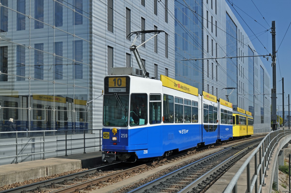 Be 4/8 259 im BTB Look zusammen mit dem Be 4/6 105 im BEB Look auf der Linie 10 fahren zur Haltestelle Peter Merian. Die Aufnahme stammt vom 21.09.2015. Schön wäre es, wenn man sich noch für eine Lösung Durchringen könnte, damit der Be 4/6 105 als Oldtimer in Basel bleibt und nicht nach Belgrad verladen würde. Eine Lösung muss bis spätestens am 04.01.2016 gefunden werden, sonst ist es zu spät.