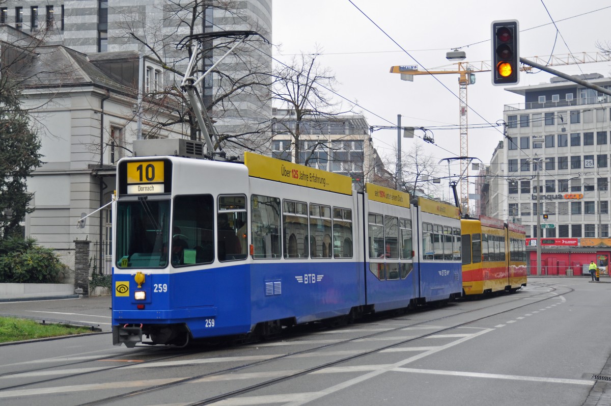 Be 4/8 259 im BTB Look zusammen mit dem Be 4/6 208, auf der Linie 10 bedienen die Provisorische Haltestelle am Aeschenplatz. Die Aufnahme stammt vom Fasnachtsmittwoch 17.02.2016.