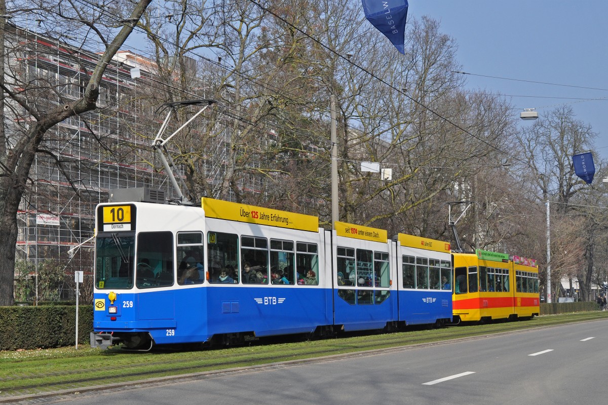 Be 4/8 259 im BTB Look zusammen mit dem Be 4/6 231, auf der Linie 10, fahren zur Haltestelle am Bahnhof SBB. Die Aufnahme stammt vom 11.03.2016.
