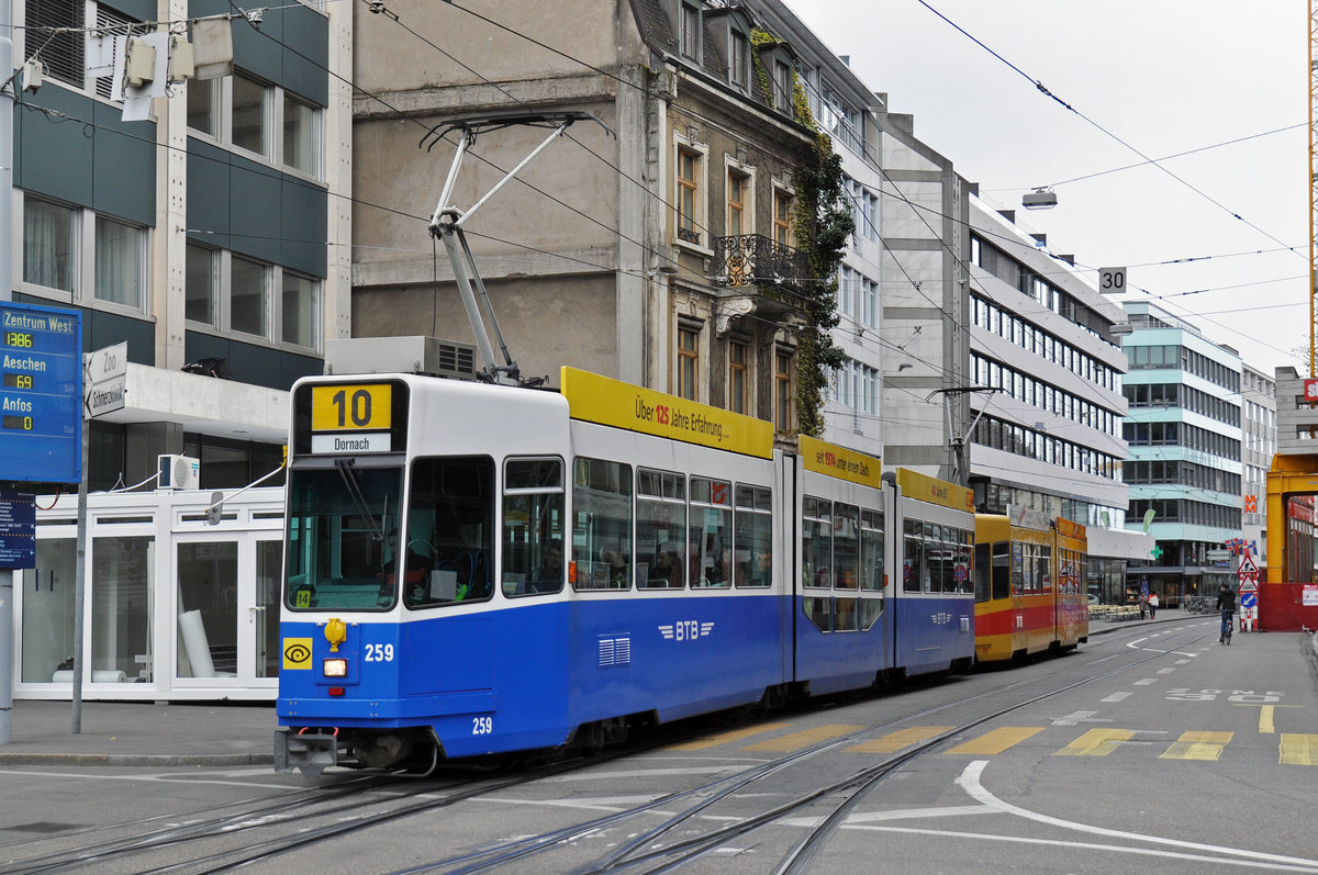 Be 4/8 259 im BTB Look zusammen mit dem Be 4/6 258, auf der Linie 10, fahren zur Haltestelle am Aeschenplatz. Die Aufnahme stammt vom 24.04.2016.