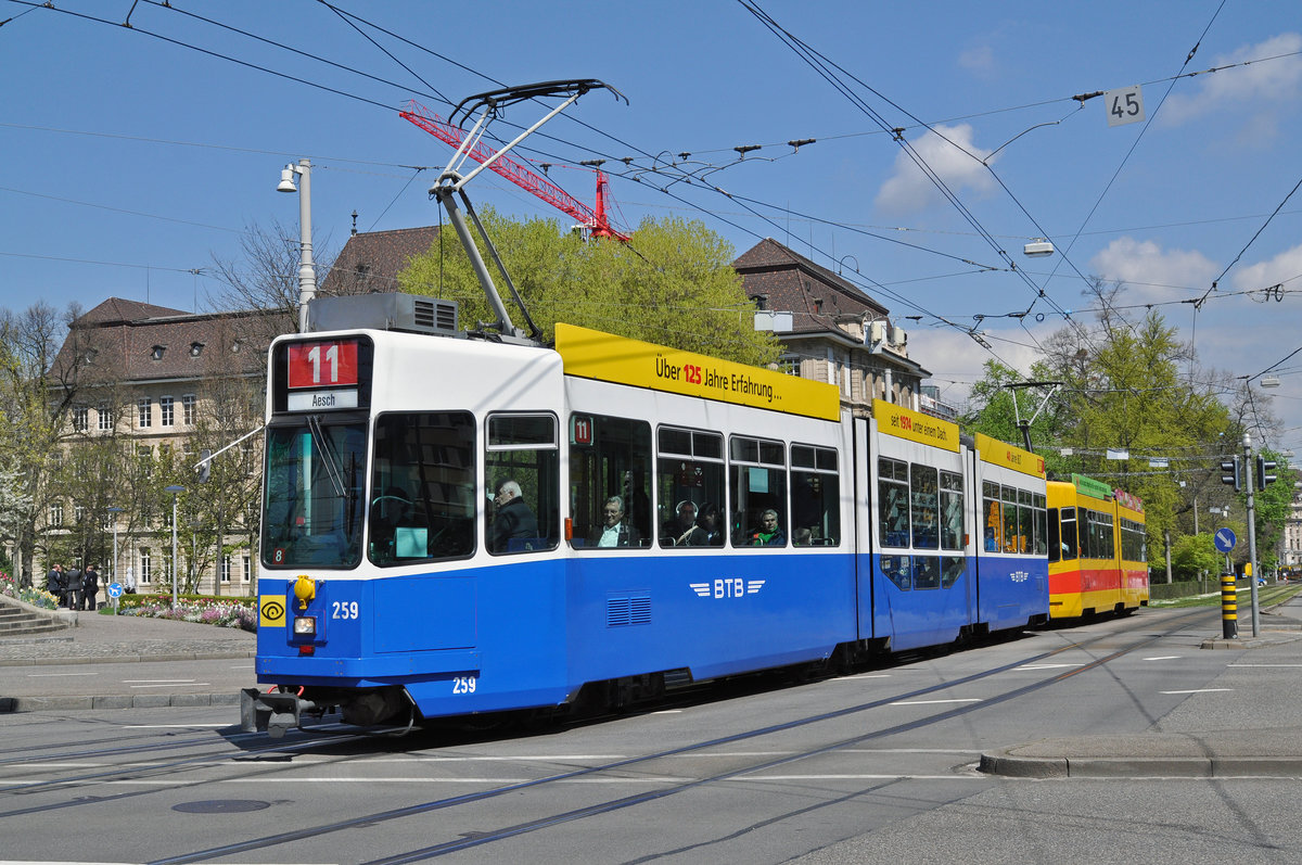 Be 4/8 259 im BTB Look zusammen mit dem Be 4/6 231, auf der Linie 11, fahren zur Haltestelle am Bahnhof SBB. Die Aufnahme stammt vom 19.04.2016.