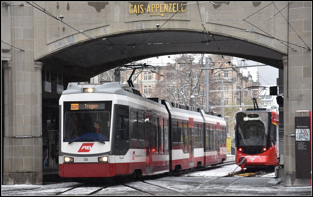 Be 4/8 33 in St.Gallen. Die Pfeilrichtung bei der Anschrift Gais-Appenzell zeigt jetzt in die falsche Richtung. (19.11.2018)
