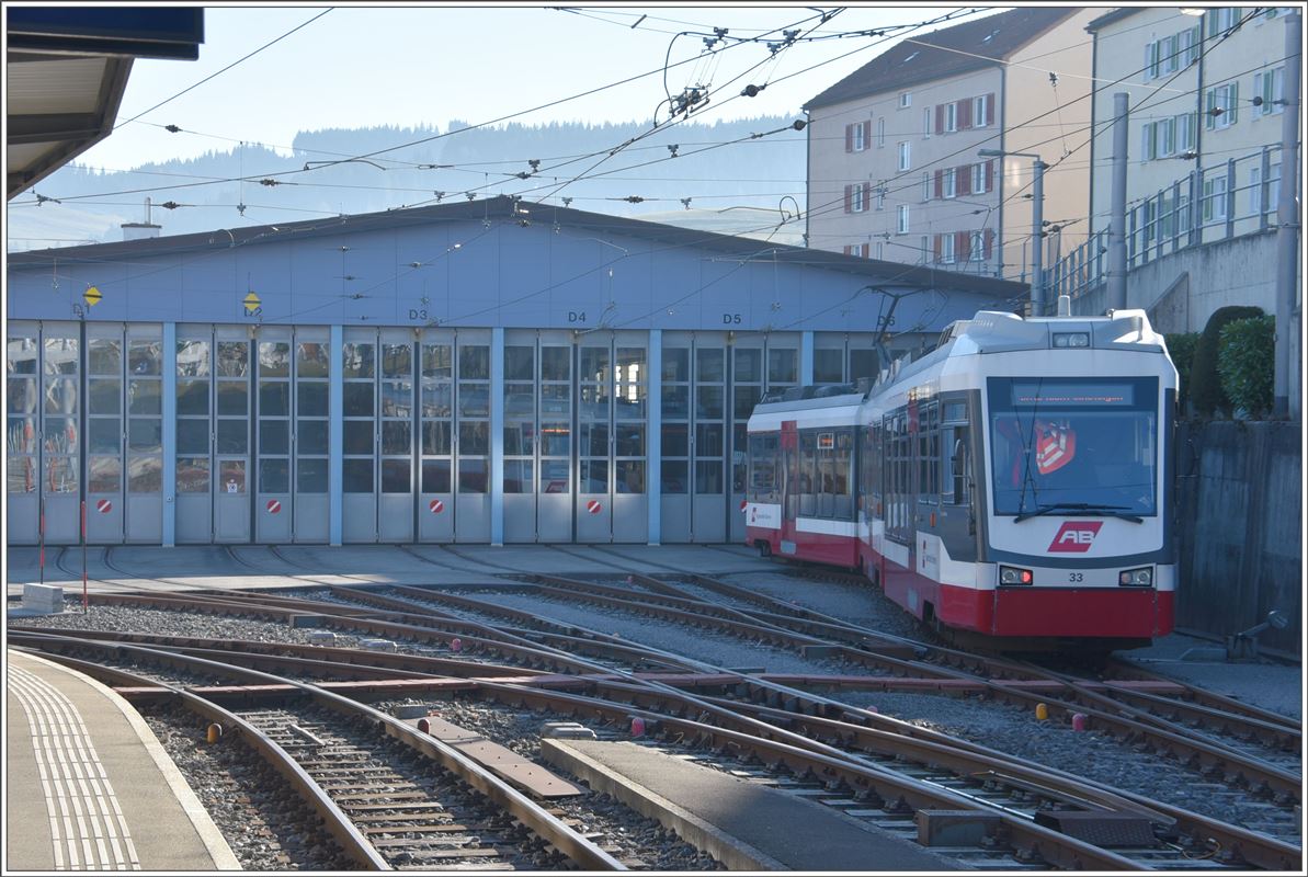 Be 4/8 33 der Trogenerbahn in Speicher. (15.12.2016)