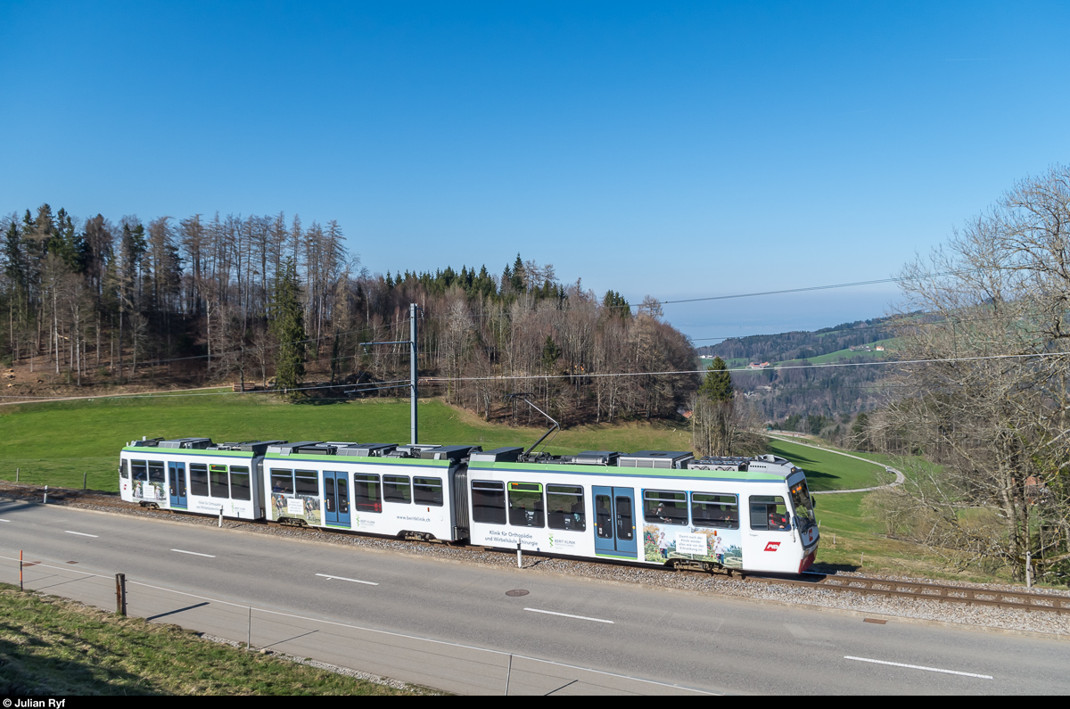 Be 4/8 34 der Appenzeller Bahnen (Trogenerbahn) mit Werbung für die Berit Klinik in Speicher fährt am 27. März 2017 zwischen Rank und Vögelinsegg in Richtung Trogen.