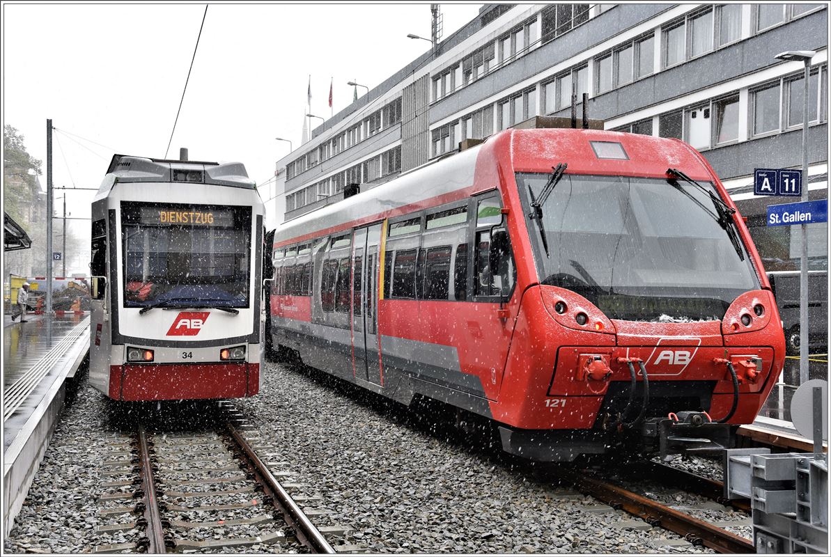 Be 4/8 34 der Trogenerbahn und ABt 121 der Appenzellerbahn im Schneegestöber in St.Gallen. (18.04.2017)