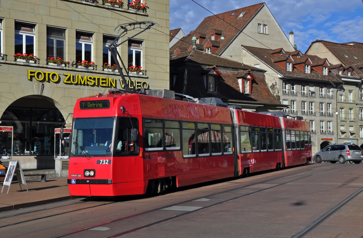 Be 4/8 mit der Betriebsnummer 732 auf der Linie 7 beim Casinoplatz. Die Aufnahme stammt vom 08.11.2013.