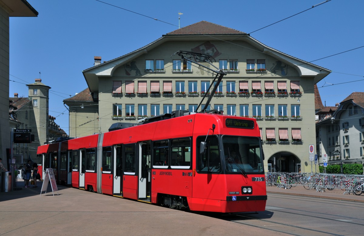Be 4/8 mit der Betriebsnummer 735 auf der Linie 9/7 am Casinoplatzplatz. Die Aufnahme stammt vom 05.08.2013.