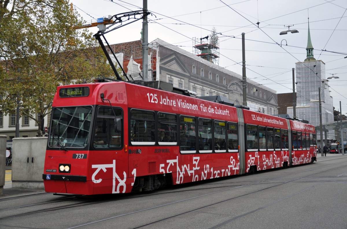 Be 4/8 mit der Betriebsnummer 737 und einer Werbung: 125 Jahre Visionen fr die Zukunft, auf der Linie 7 beim Bubenbergplatz. Die Aufnahme stammt vom 08.11.2013.