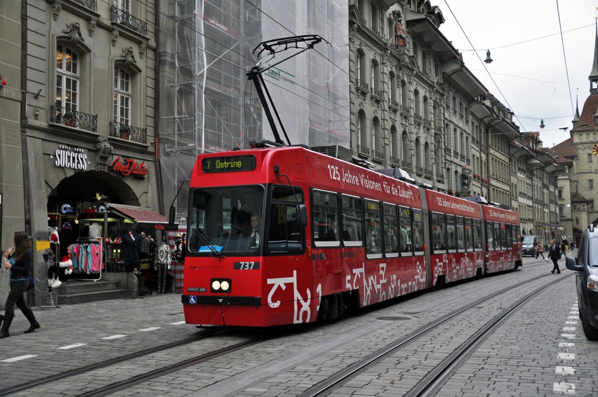 Be 4/8 mit der Betriebsnummer 737 und einer Werbung: 125 Jahre Visionen fr die Zukunft, auf der Linie 7 in der Spitalgasse. Die Aufnahme stammt vom 08.11.2013.
