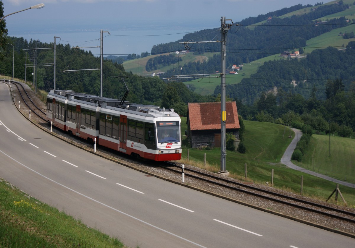 Be 4/8 Nr. 34 der Appenzeller Bahnen  ist am 10.08.2015 als S 4132 von St. Gallen nach Trogen unterwegs. Kurz vor dem Bahnhof Schwarzer Bären lässt sich der Zug mit dem Bodensee im Hintergrund ablichten.
