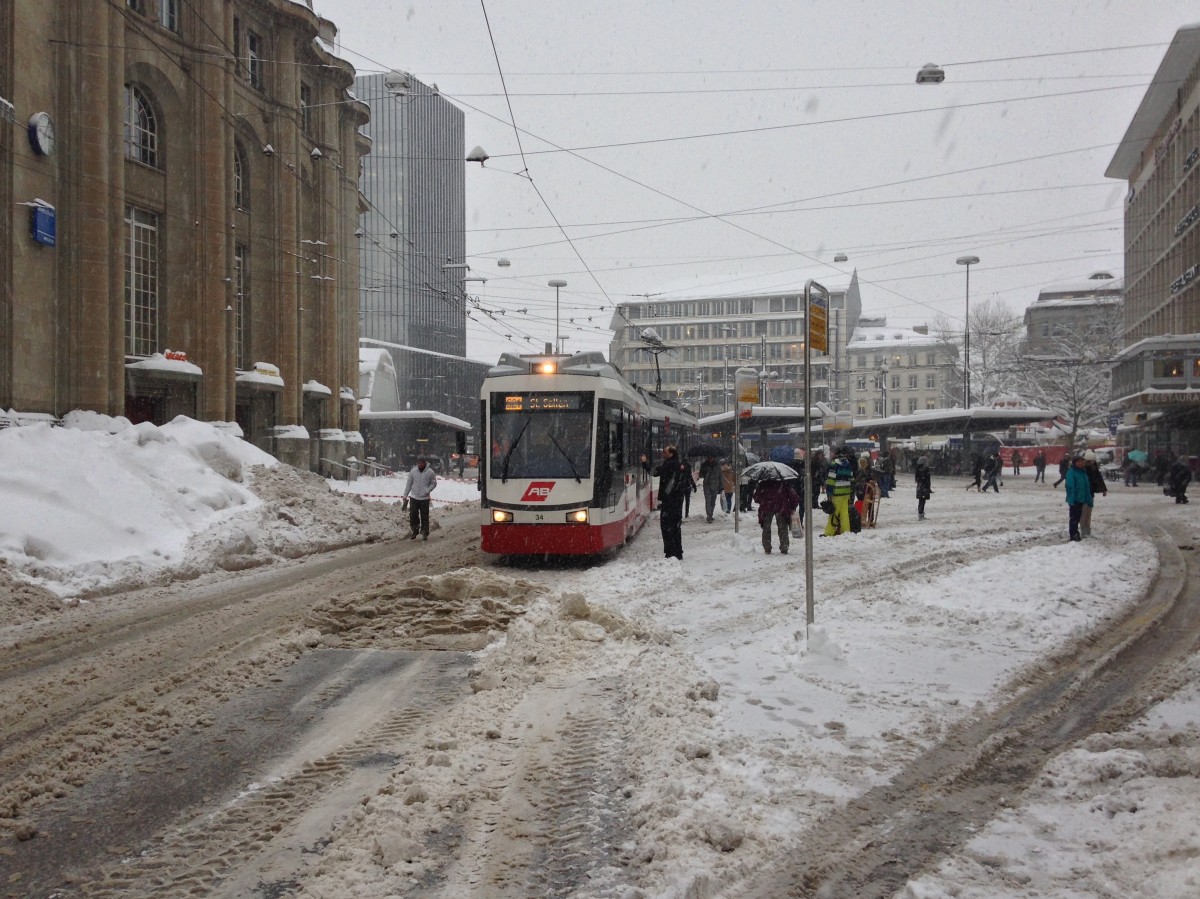 Be 4/8 Nr. 34 auf dem Bahnhofplatz in St. Gallen. Am 30.12.2014 gab es in der Ostschweiz einen heftigen Wintereinbruch, der Fahrplan konnte nicht mehr eingehalten werden, die Zge der TB hatten so Ihre Mhe.