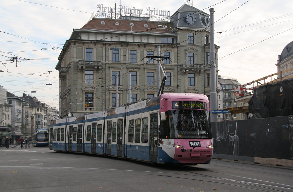 Be 5/6 3030 bei der Haltestelle Opernhaus am 20.11.2011. Dieses Fahrzeug warb für das Tram Züri West bzw. die neue Strecke nach Bhf. Altstetten Nord, welche per Fahrplanwechsel im Dezember 2011 eröffnet wurde. Die Linie 4 verkehrt seither dorthin, war hier jedoch noch auf ihrer früheren Strecke unterwegs nach Werdhölzli.
