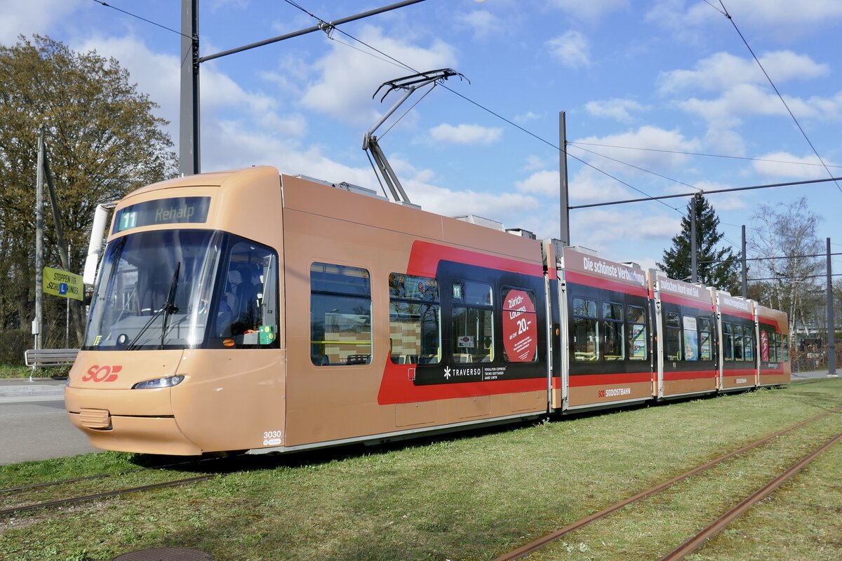 Be 5/6 3030 der VBZ mit der neuen Traverso Vollwerbung am 4.4.23 bei der Endhaltestelle Zürich Auzelg.