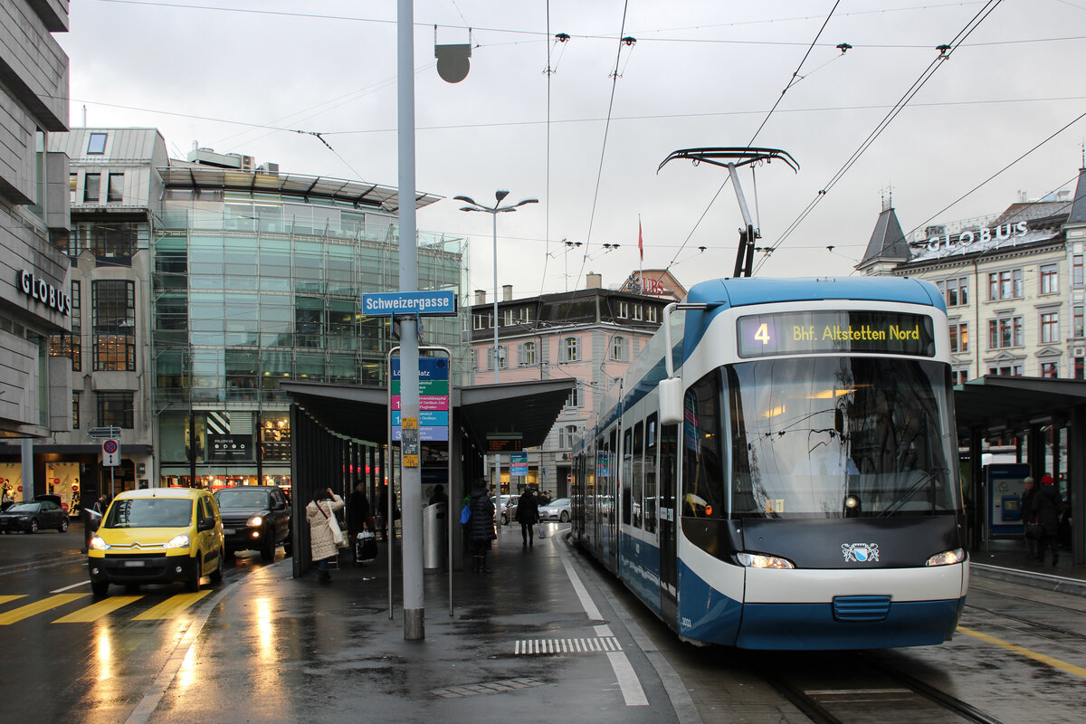 Be 5/6 3033 beim Löwenplatz am 13.01.2017. Aus welchem Grund die Linie 4, welche sonst nicht hier verkehrt, umgeleitet war, ist mir nicht bekannt.