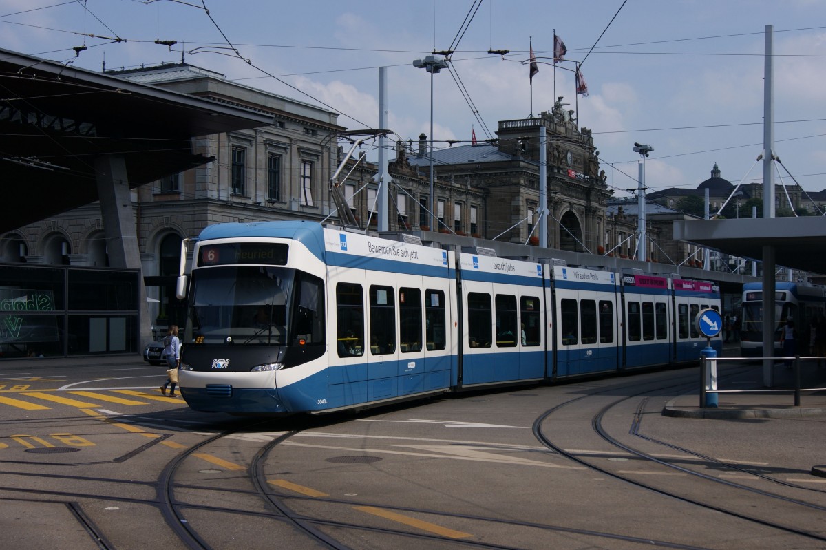 Be 5/6 3043 ist am 11.08.2015 auf der Zürcher Linie 6 in Richtung Heuried unterwegs und verlässt gerade die Haltestelle Bahnhofplatz.