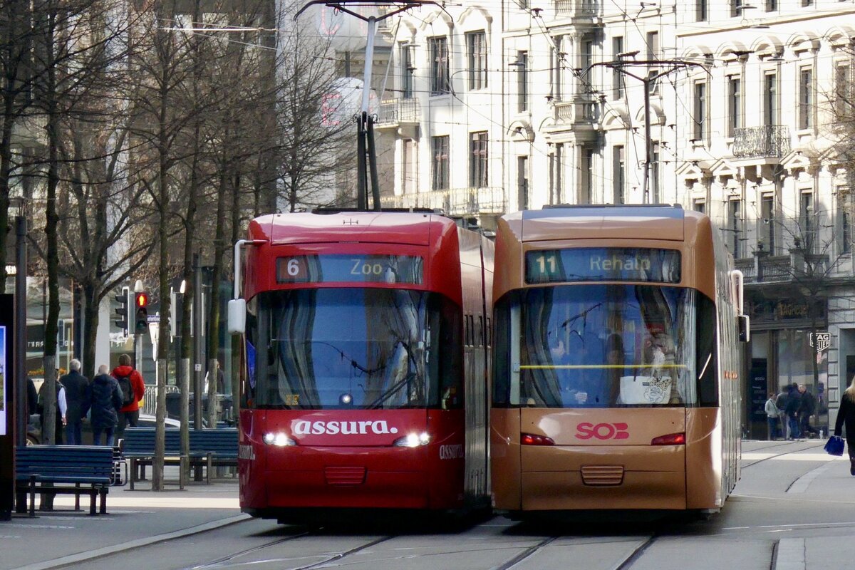 Be 5/6 3059 mit Assura Werbung trifft den Be 5/6 3030 mit der neuen Traverso Werbung am 4.4.23 in der Bahnhofstrasse Zürich.