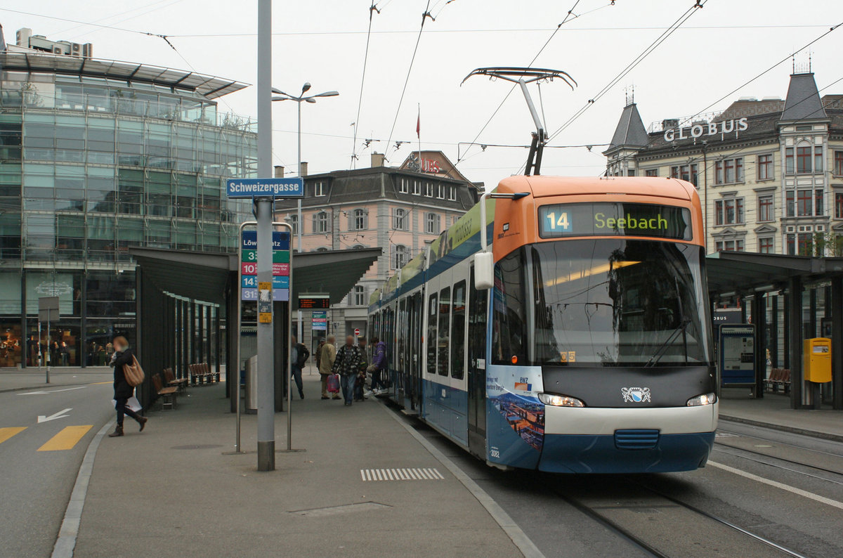 Be 5/6 3082 beim Löwenplatz am 16.10.2011.