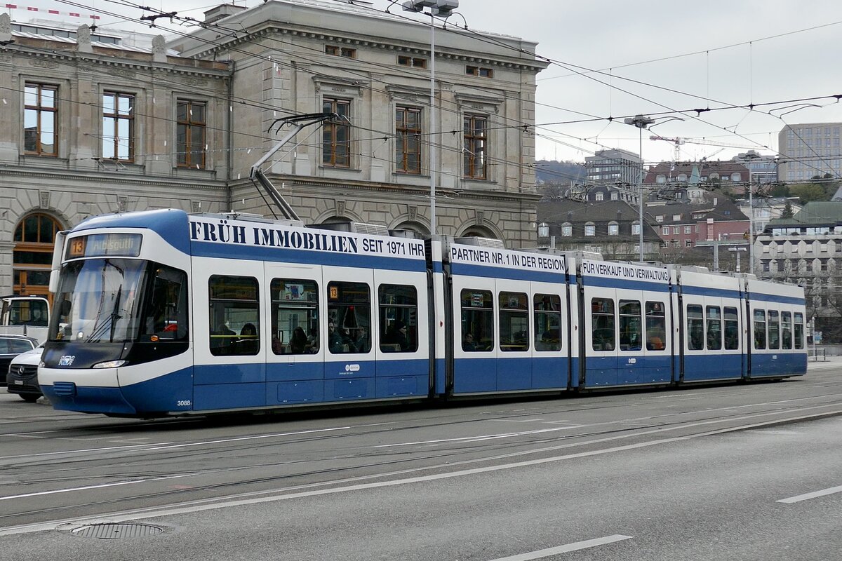 Be 5/6 3088 der VBZ am 4.4.23 vor dem Hauptbahnhof in Zürich.