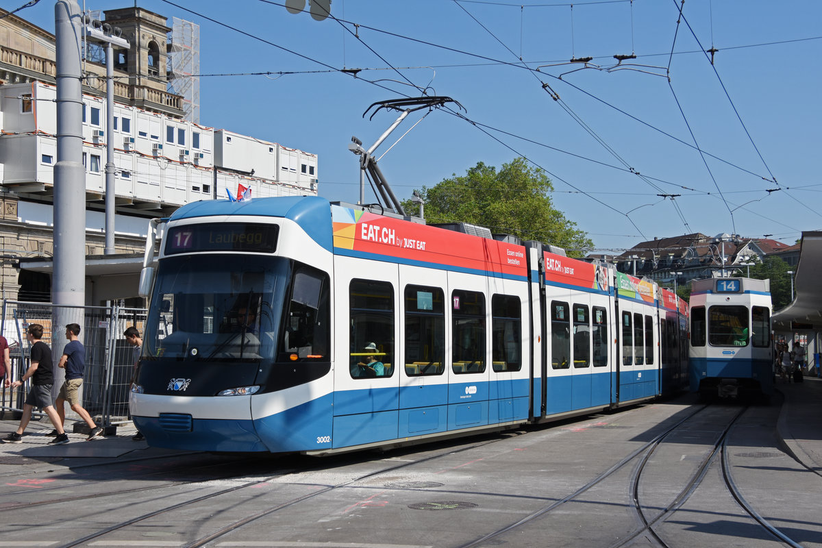 Be 5/6 Cobra 3002, auf der Linie 17, verlässt die Haltestelle beim Bahnhof Zürich. Die Aufnahme stammt vom 05.07.2019.