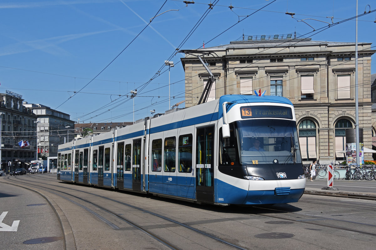 Be 5/6 Cobra 3003, auf der Linie 13, fährt zur Haltestelle beim Bahnhof Zürich. Die Aufnahme stammt vom 05.07.2019.