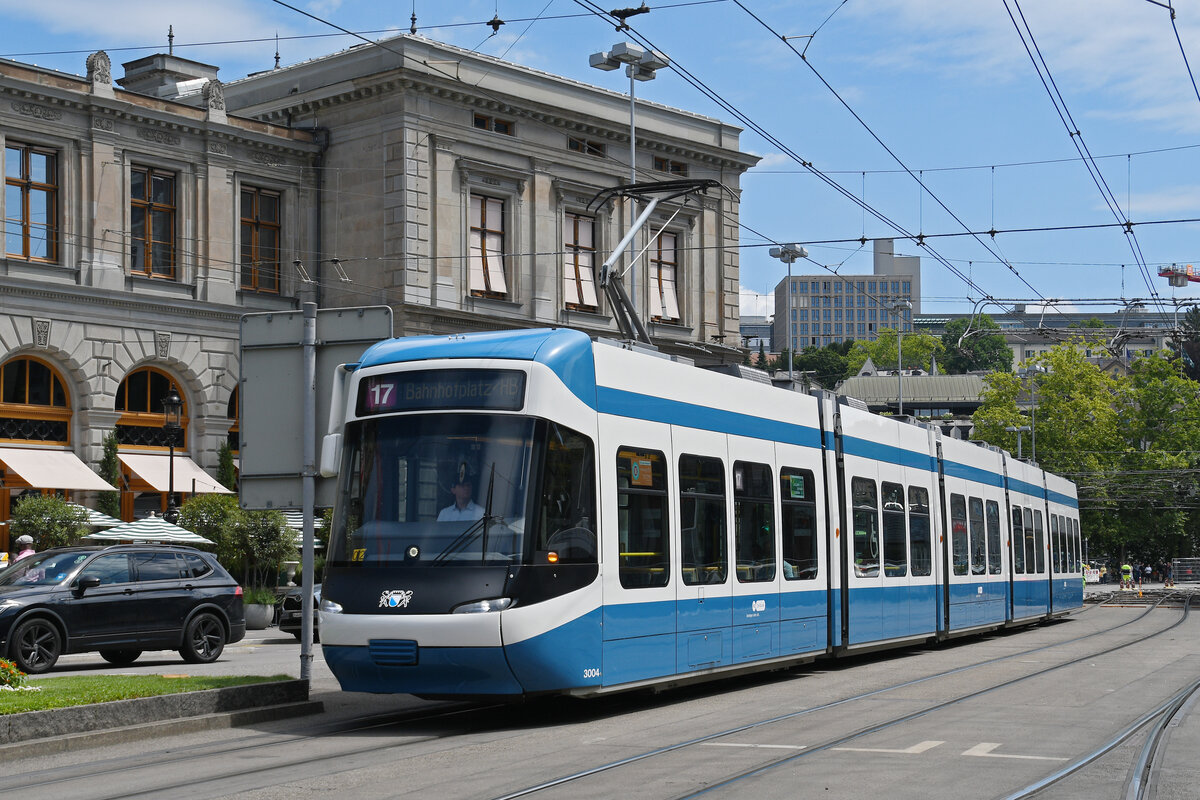 Be 5/6 Cobra 3004, auf der Linie 17, f�hrt am 11.07.2025 zur Haltestrelle beim Bahnhofplatz in Z�rich.