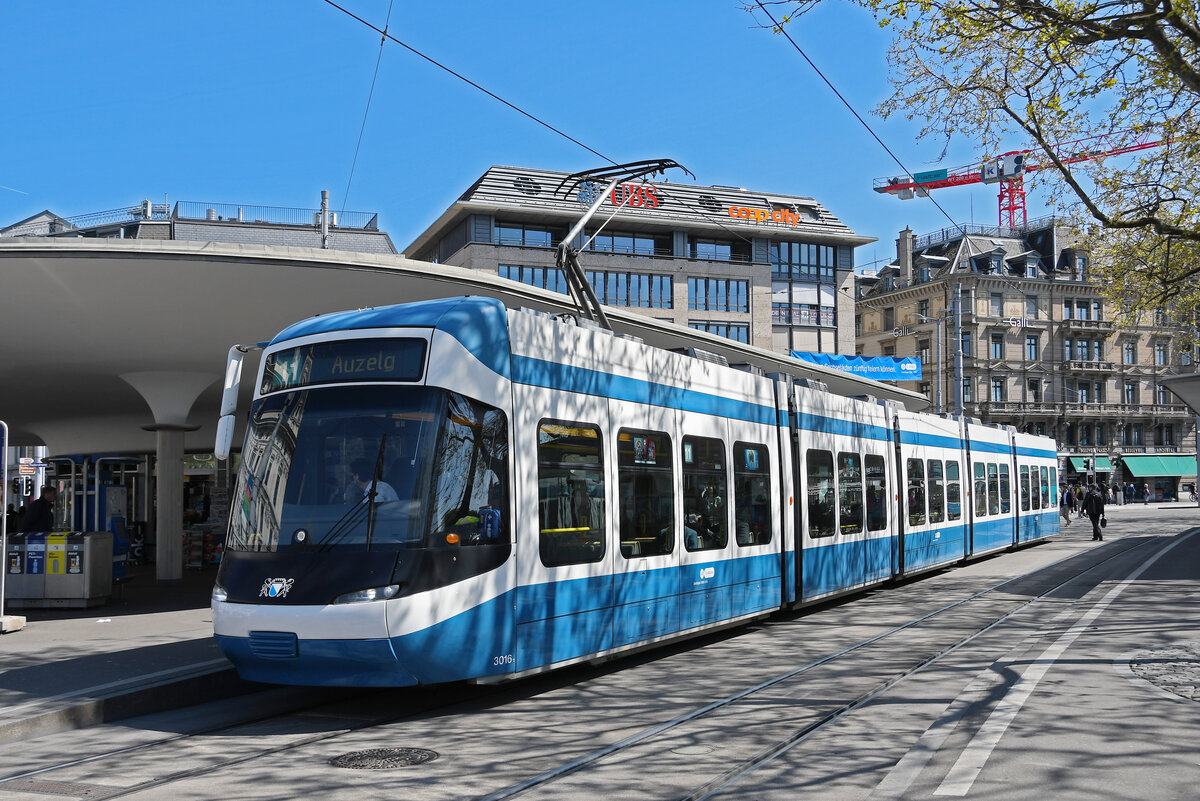 Be 5/6 Cobra 3016, auf der Linie 11, bedient am 12.04.2024 die Haltestelle Bellevue. Aufnahme Zürich.