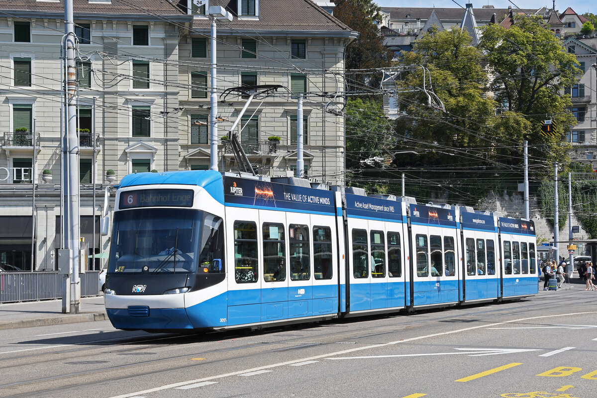 Be 5/6 Cobra 3017, auf der Linie 6, überquert am 22.08.2024 die Bahnhofbrücke in Zürich.