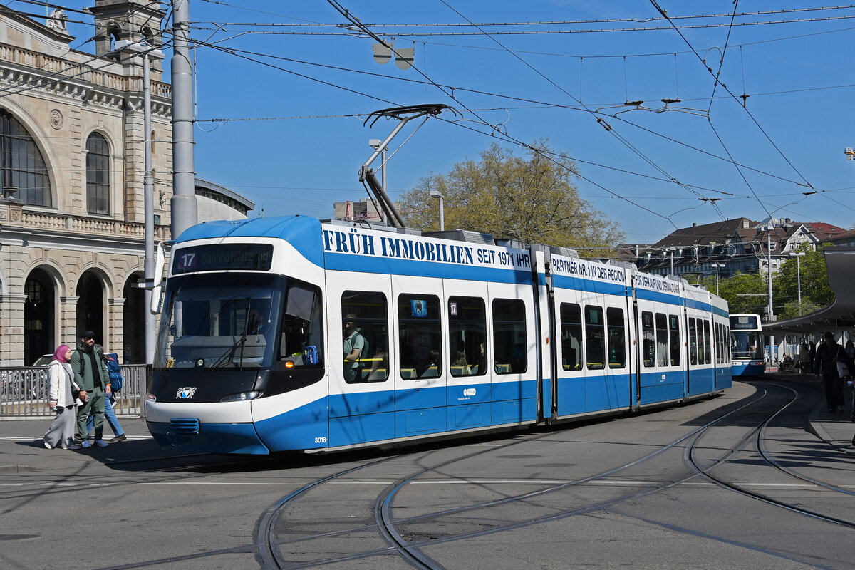 Be 5/6 Cobra 3018, auf der Linie 17, verlässt am 12.04.2024 die Haltestelle beim Bahnhof Zürich.