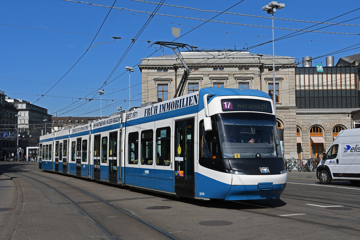 Be 5/6 Cobra 3018, auf der Linie 17, fährt am 12.04.2024 zur Haltestelle beim Bahnhof Zürich.