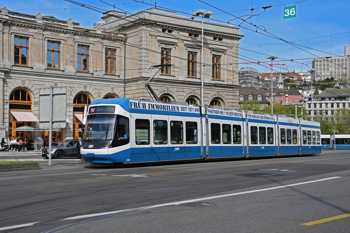Be 5/6 Cobra 3018, auf der Linie 17, fährt am 12.04.2024 zur Haltestelle beim Bahnhofplatz in Zürich.