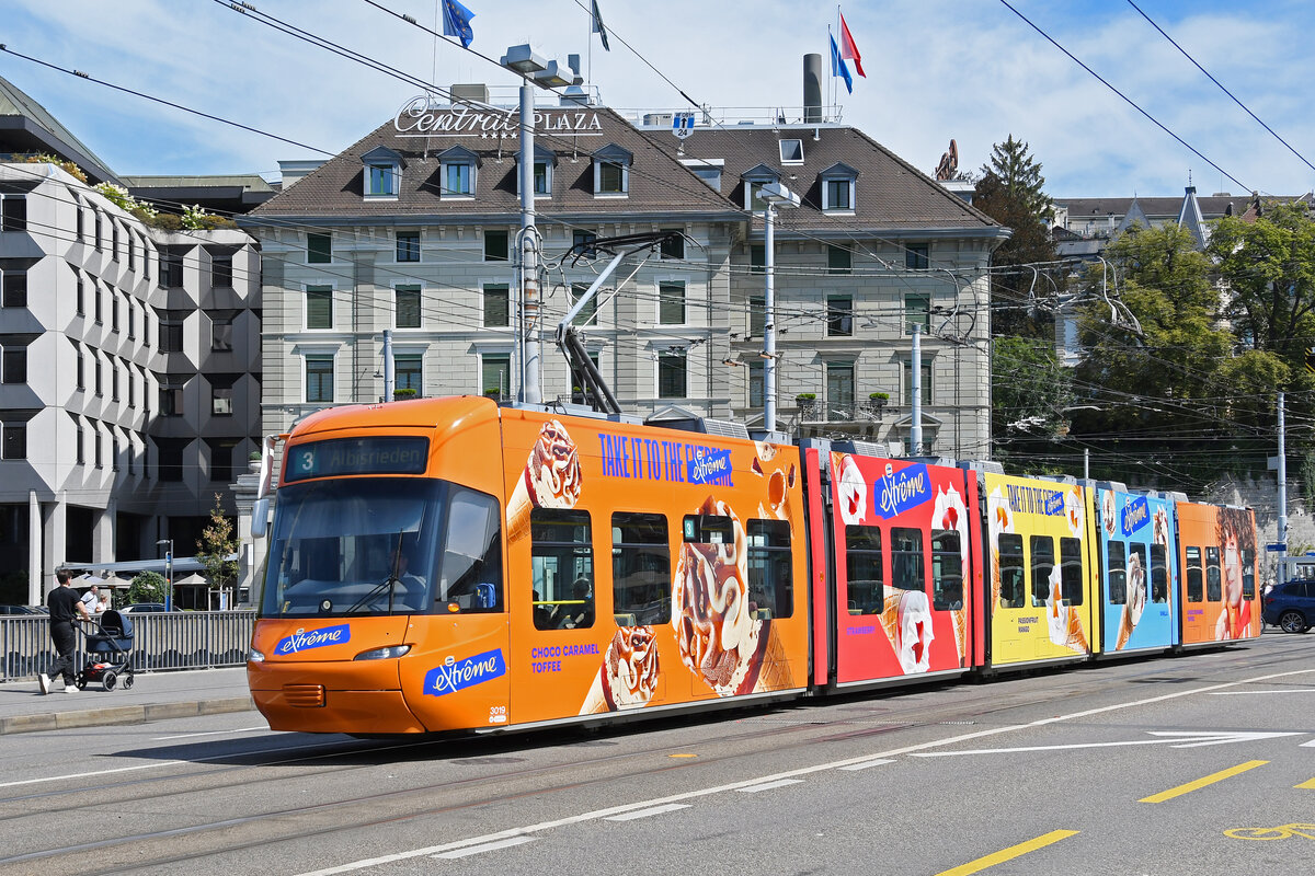Be 5/6 Cobra 3019 mit der Glace extrême Werbung, auf der Linie 3, überquert am 22.08.2024 die Bahnhofbrücke. Aufnahme Zürich.