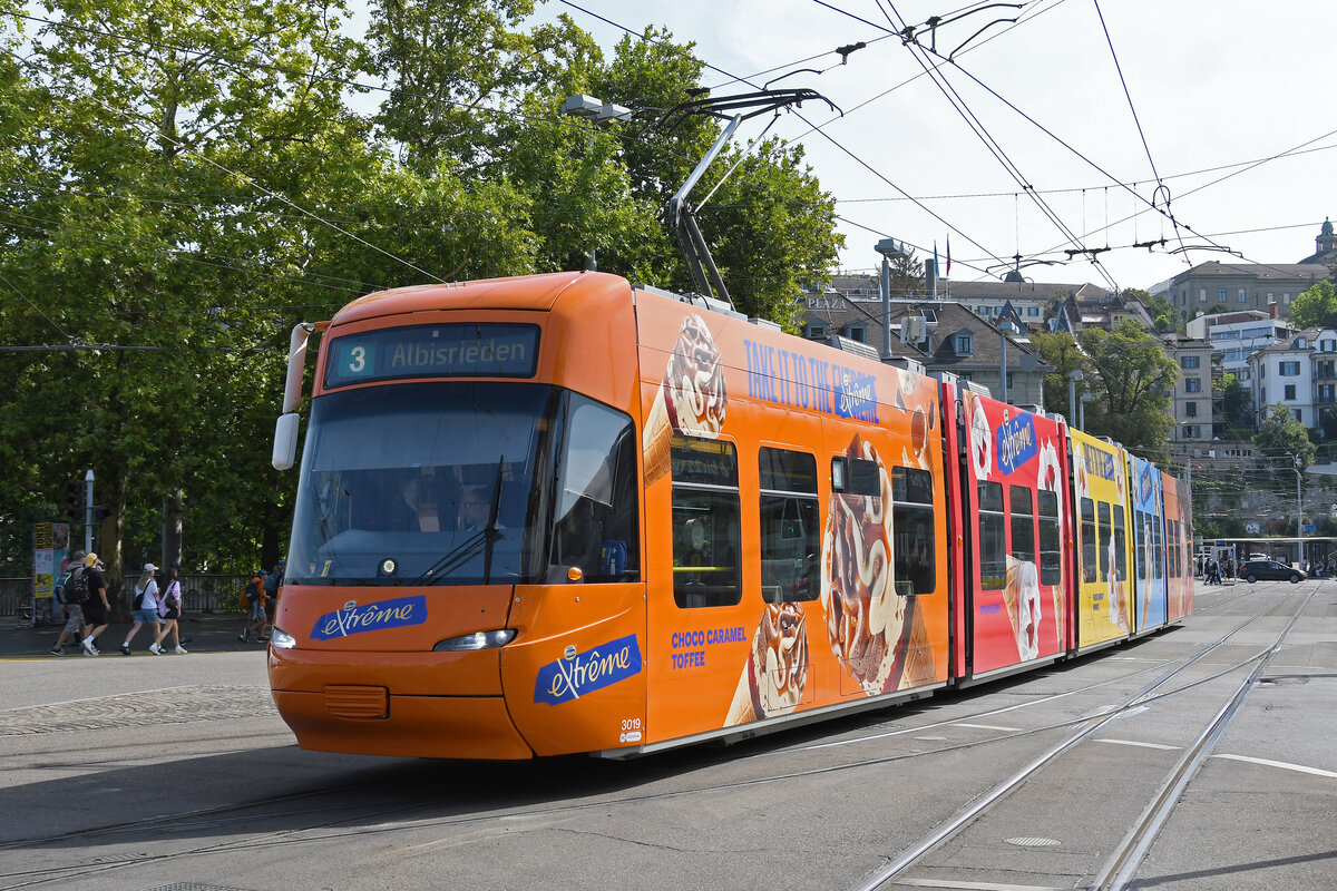Be 5/6 Cobra 3019 mit der Glace extrême Werbung, auf der Linie 3 überquert am 22.08.2024 die Bahnhofbrücke in Zürich.