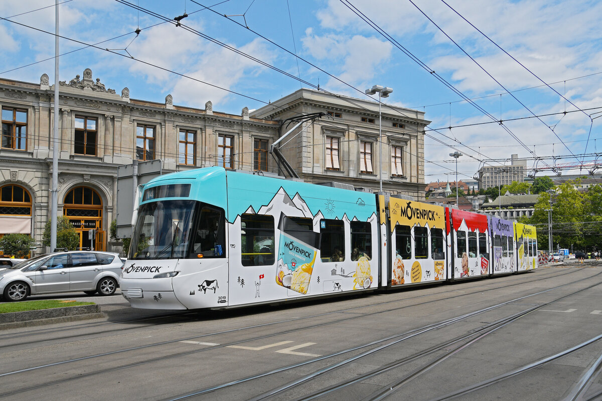 Be 5/6 Cobra 3019 mit der Mövenpick Werbung, auf der Linie 14, fährt am 11.07.2025 zur Haltestelle beim Bahnhofplatz in Zürich.