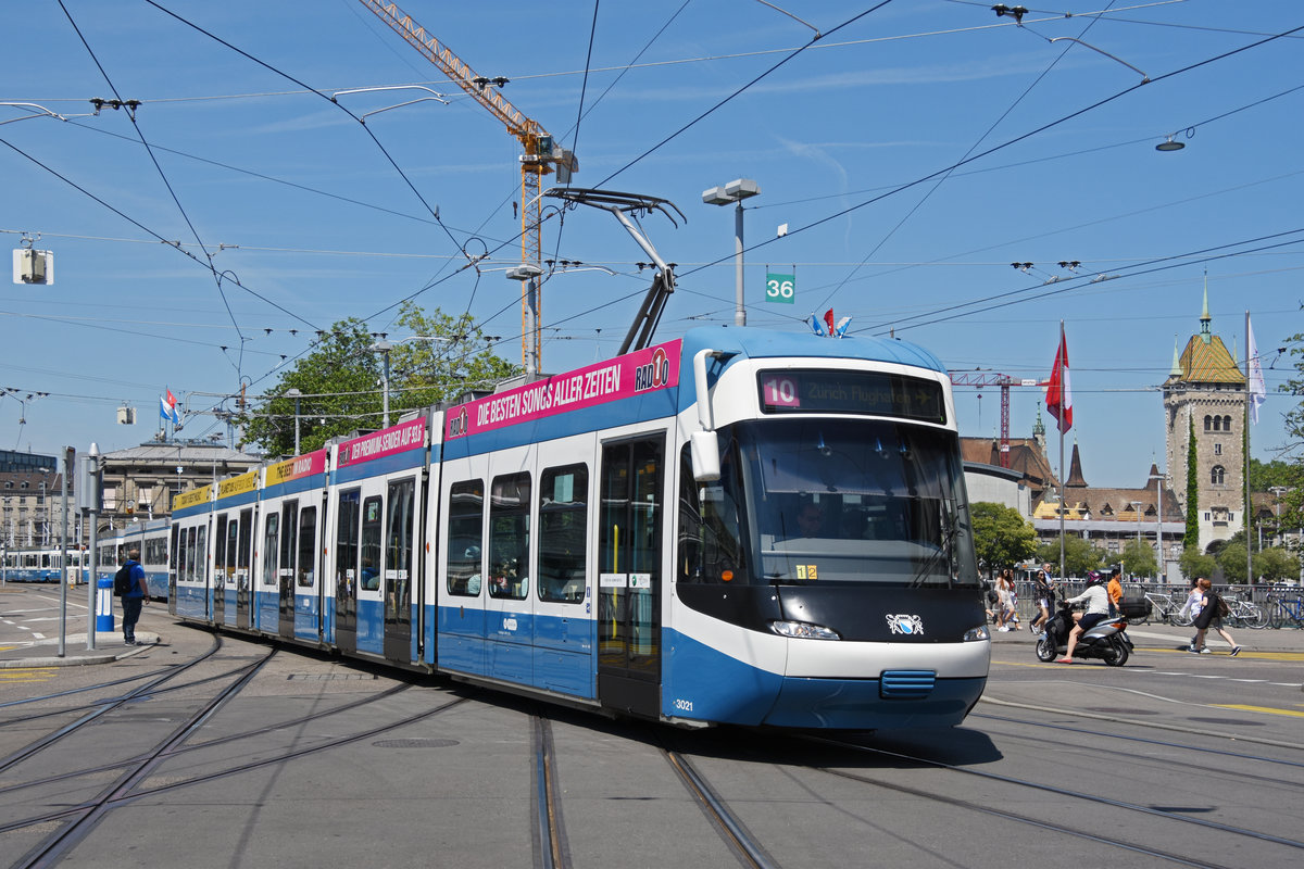 Be 5/6 Cobra 3021, auf der Linie 10, fährt bei der Haltestelle Central ein. Die Aufnahme stammt vom 05.07.2019.