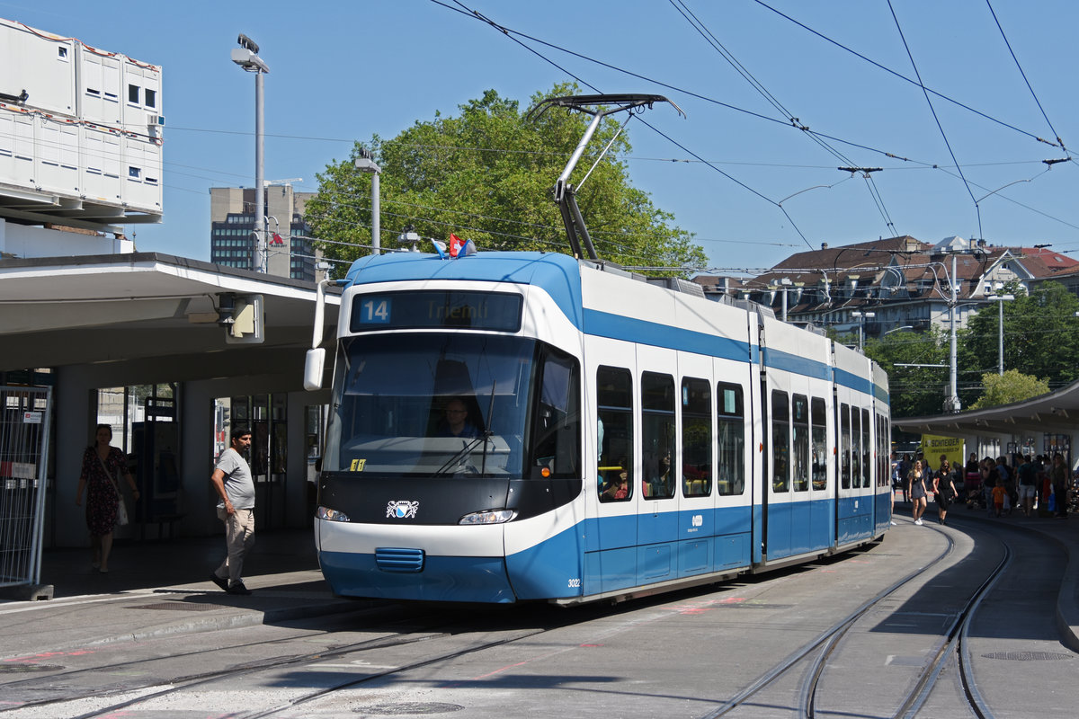 Be 5/6 Cobra 3022, auf der Linie 14, bedient die Haltestelle beim Bahnhof Zürich. Die Aufnahme stammt vom 05.07.2019.