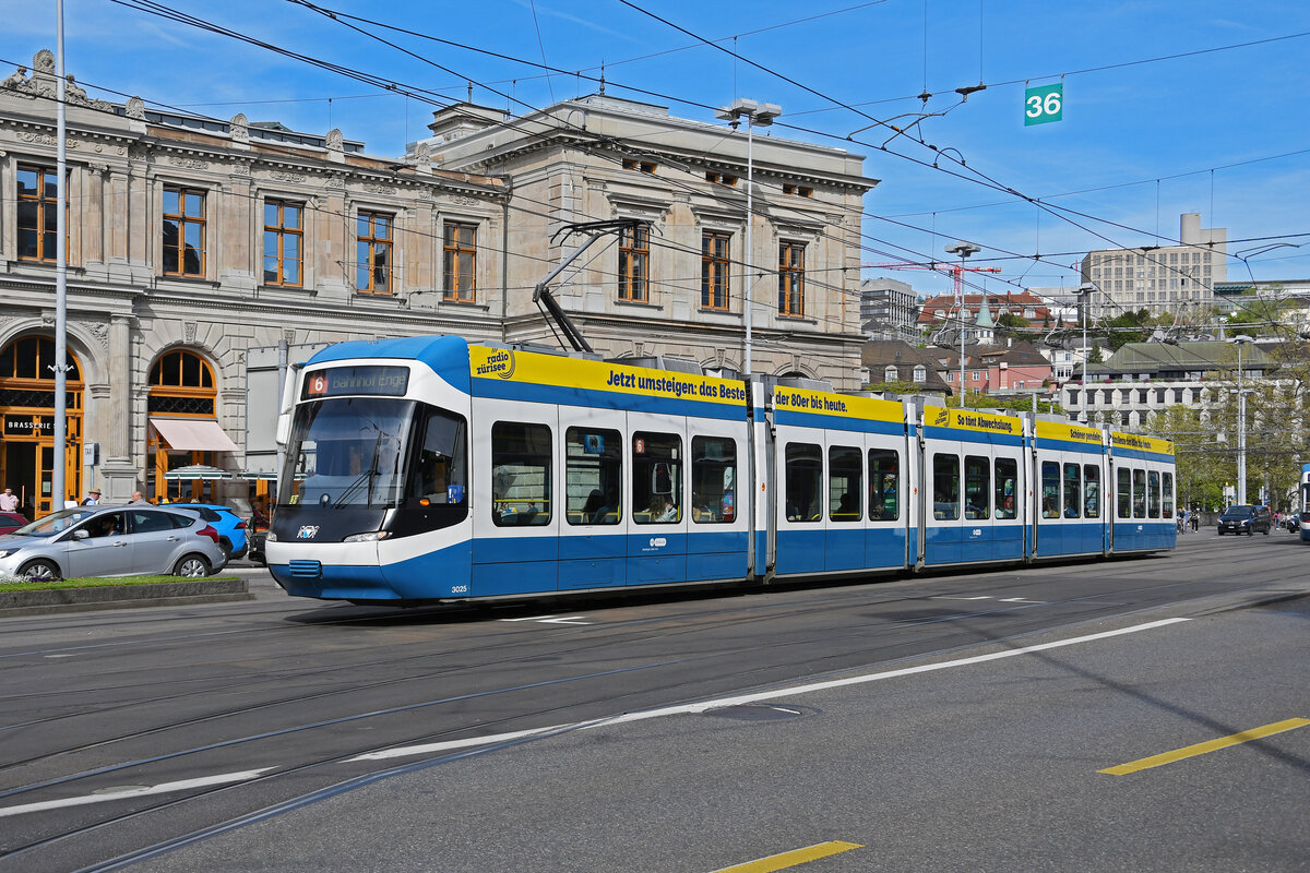 Be 5/6 Cobra 3025, auf der Linie 6, fährt am 12.04.224 zur Haltestelle beim Bahnhofplatz.