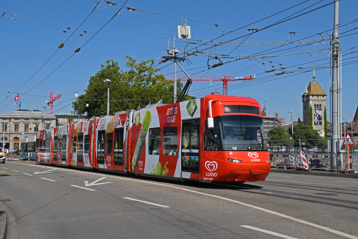 Be 5/6 Cobra 3036 mit der Glace Werbung Lusso, auf der Linie 6, überquert am 11.07.2027 die Bahnhofbrücke in Zürich.