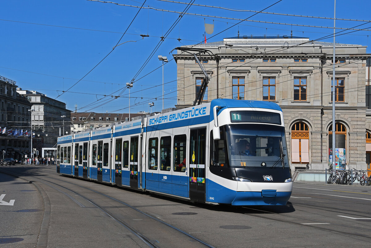 Be 5/6 Cobra 3042, auf der Linie 11, fährt am 12.04.2024 zur Haltestelle beim Bahnhof Zürich.