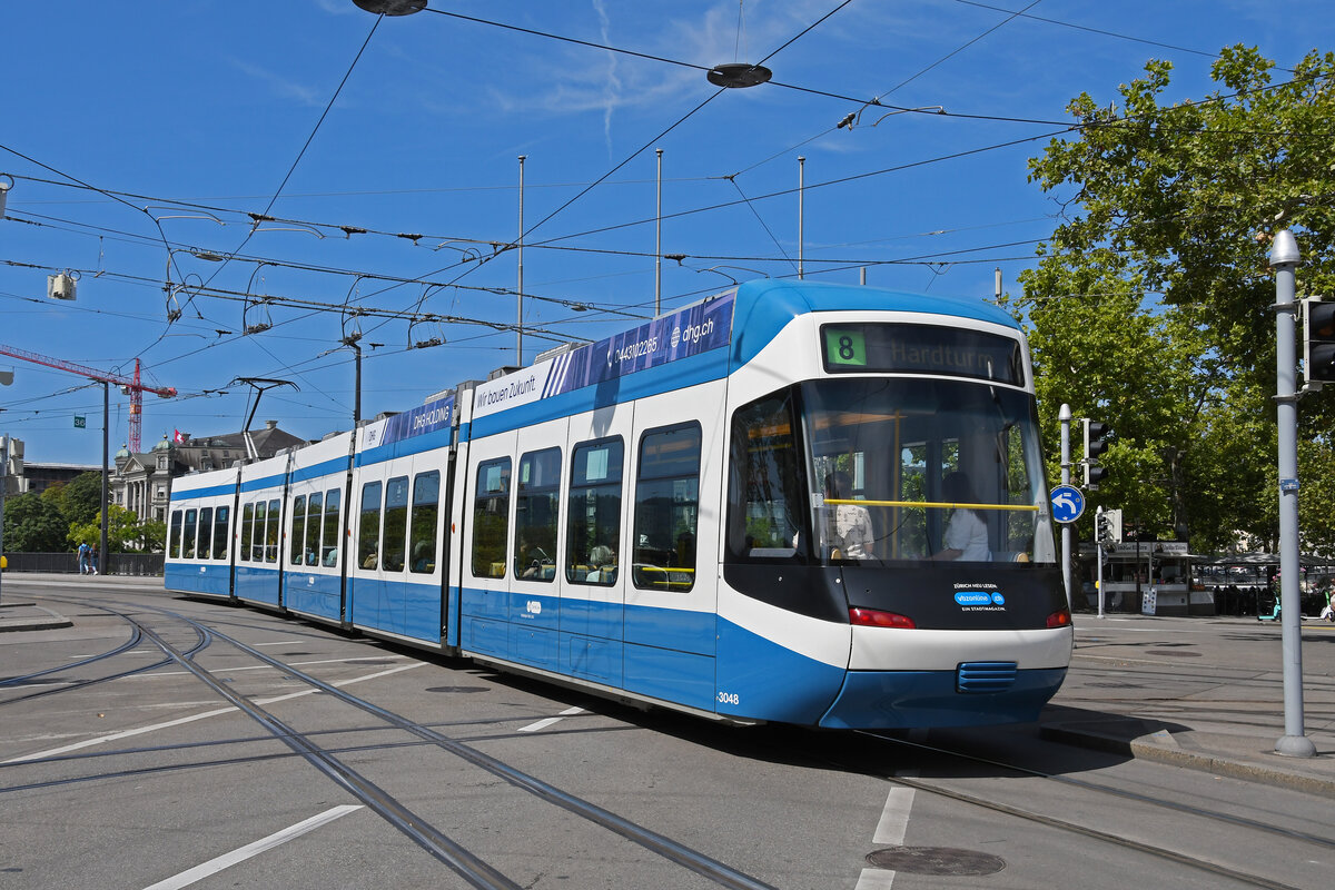 Be 5/6 Cobra 3048, auf der Linie 8, verlässt am 22.08.2024 die Haltestelle Bellevue. Aufnahme Zürich.