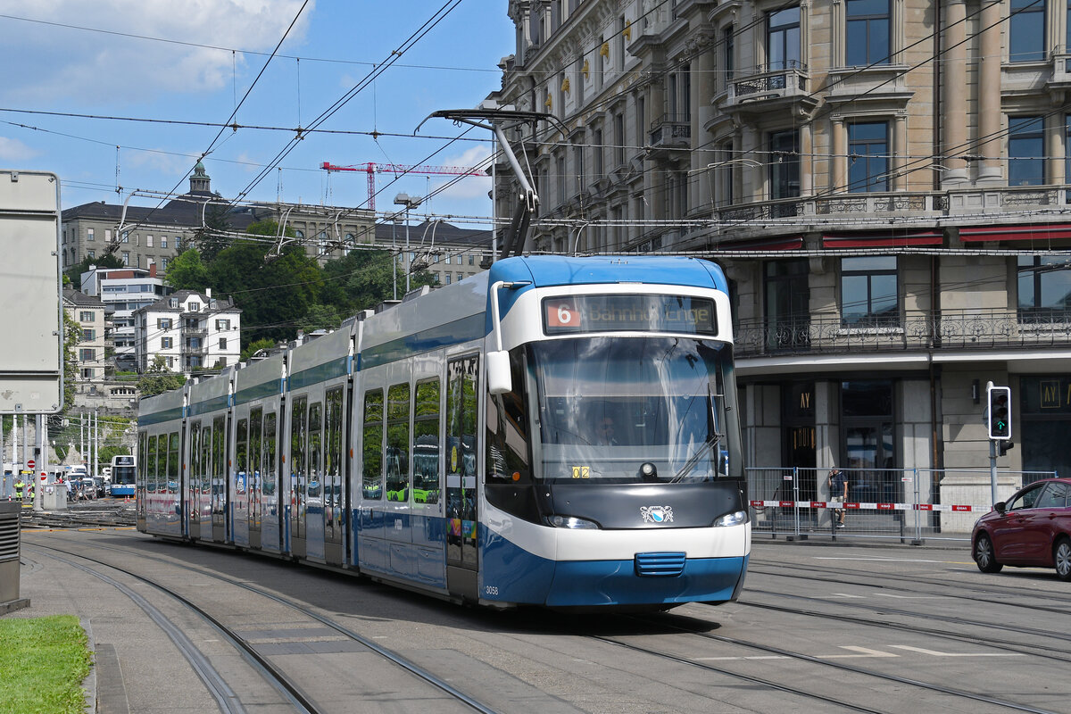 Be 5/6 Cobra 3058, auf der Linie 6, f�hrt am 11.07.2025 zur Haltestelle beim Bahnhofplatz in Z�rich.