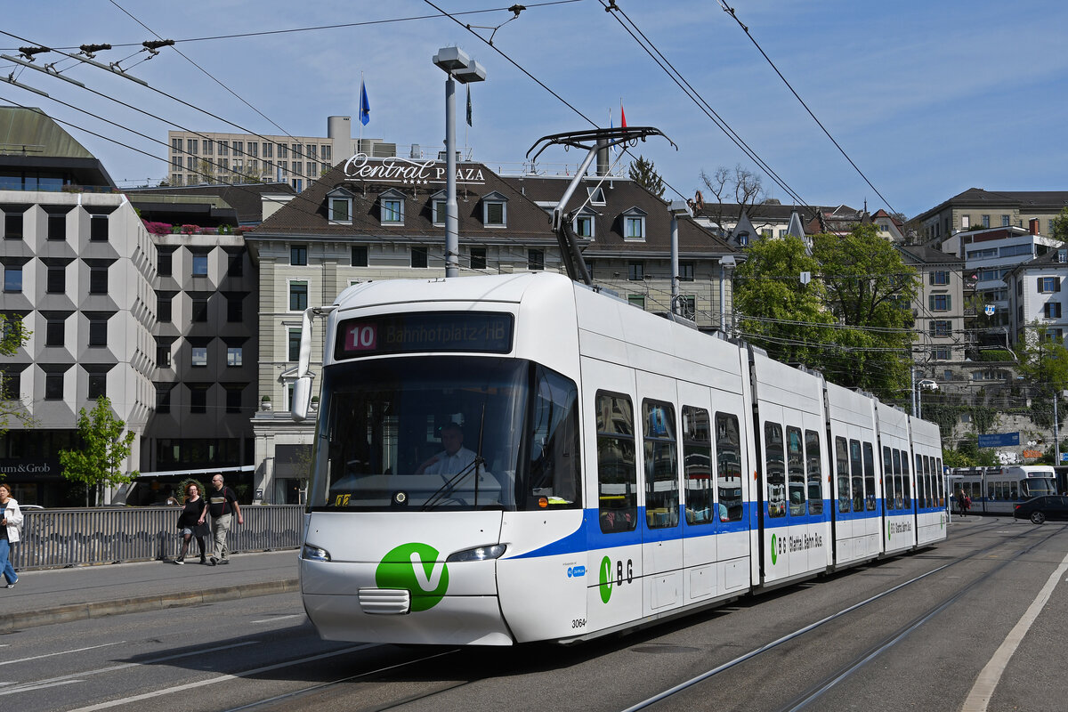 Be 5/6 Cobra 3064 der Glattalbahn, auf der Linie 10, überquert am 12.04.2024 die Bahnhofbrücke.